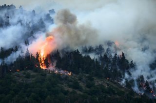 Le feu devrait se poursuivre toute la nuit.